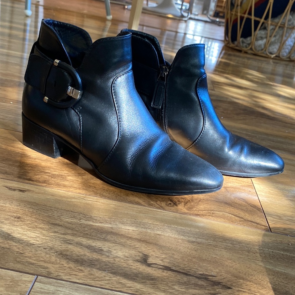 Gorgeous vintage 00’s Aquatalia booties black size 8.5 with side zipper